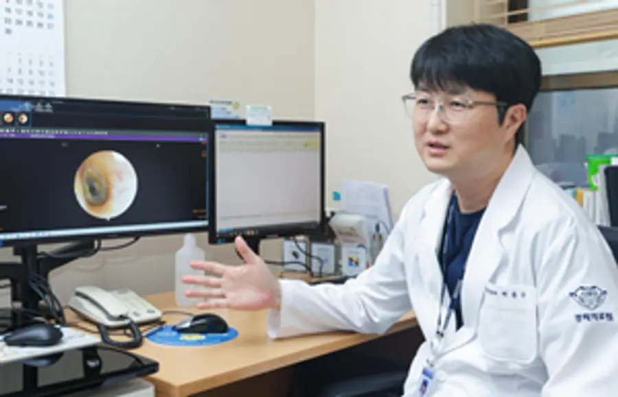 사진 : 이비인후과 허동구 교수가 외이도염에 대해 설명하고 있다.