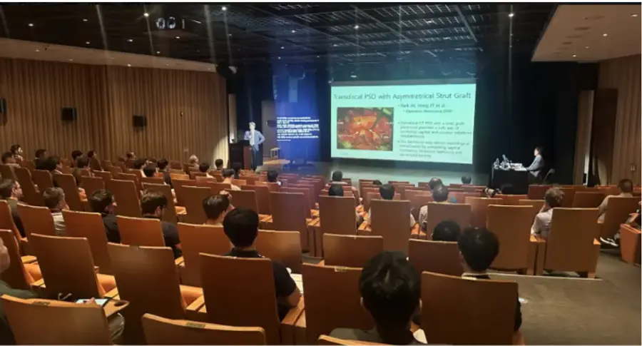 ▲'제2회 서울 척추변형 코스'에서 국내외 척추 의료진이 고난도 척추변형 술기에 대한 강연을 듣고 있다.