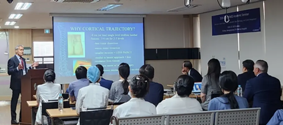 사진 : 마이클 버디 박사(Dr. Michael D. Burdi)가 높이확장형 케이지 임상 적용 사례에 대해 발표하고 있는 모습