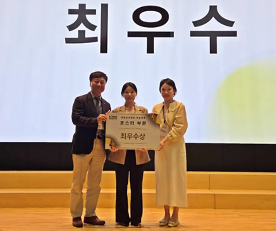 사진 : 최근 국립암센터에서 열린 2026 대한금연학회 춘계학술대회 포스터 발표 부문에서 최우수상을 수상한 화순전남대병원 가정의학과 김미리 교수(오른쪽)가 기념 촬영을 하고 있다.