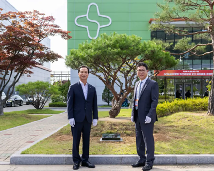 사진 : 기념 식수 앞에서 사진 촬영 중인 조병옥 음성군수(왼쪽), 김상현 GC녹십자웰빙 대표이사(오른쪽)