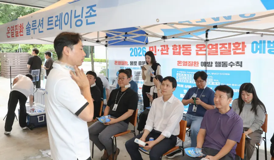 ▲동아쏘시오그룹은 20일 서울 본사에서 임직원 대상 민관합동 온열질환 예방 캠페인을 실시했다. 온열질환 예방 트레이닝존에서 동아쏘시오그룹 임직원들이 온열질환 예방 관련 설명을 듣고 있다.