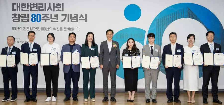 ▲한미사이언스 한지연 IP팀 팀장(오른쪽 두 번째)이 지식재산 유공자들과 6월 26일 대한변리사회관서 대한변리사회 창립 80주년 기식에서 찰칵.