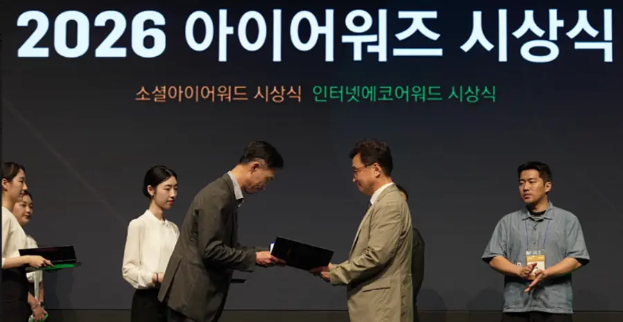 ▲HK이노엔 전략지원실 김기호 전무(왼쪽)가 '소셜아이어워드 2026' 시상식서 의료·제약분야 유튜브 대상을 받고있다.