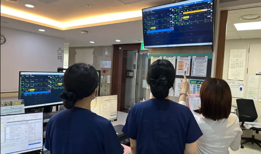 ▲성모윌병원 의료진이 스마트 병상 모니터링 시스템 ’씽크’를 활용해 환자 상태를 실시간 확인하고 있다.