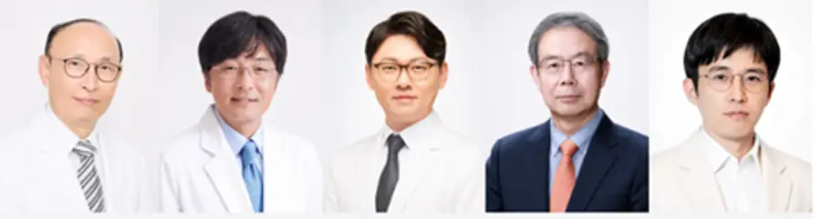 [사진 왼쪽부터] 서울대병원 소아신경외과 왕규창 명예교수(現 국립암센터)·김승기 교수·김경현 교수, 방사선종양학과 김일한 명예교수, 강북삼성병원 중환자의학과 심영보 교수