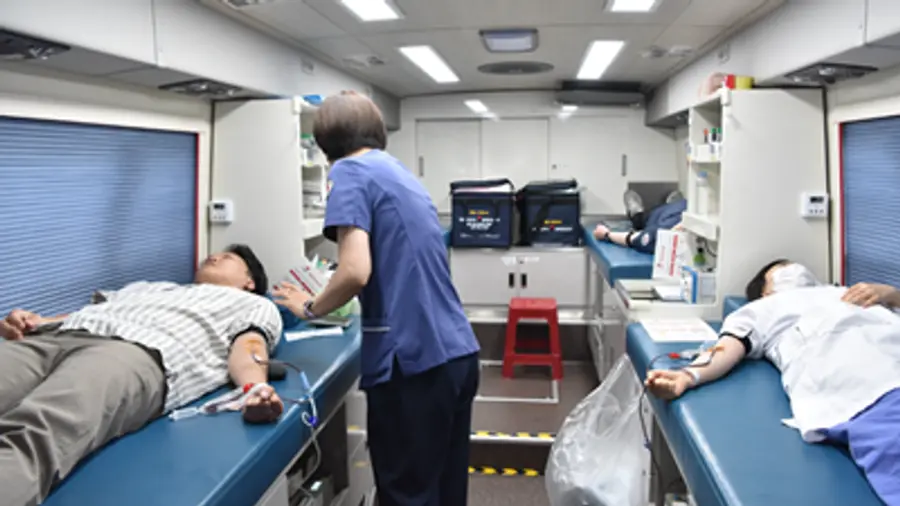 사진 : 화순전남대병원 임직원들이 8월 3일 여름철 혈액 수급 안정과 생명나눔 문화 확산을 위해 병원 응급실 앞에 마련된 헌혈버스에서 ‘사랑의 헌혈 운동’에 참여하고 있다.