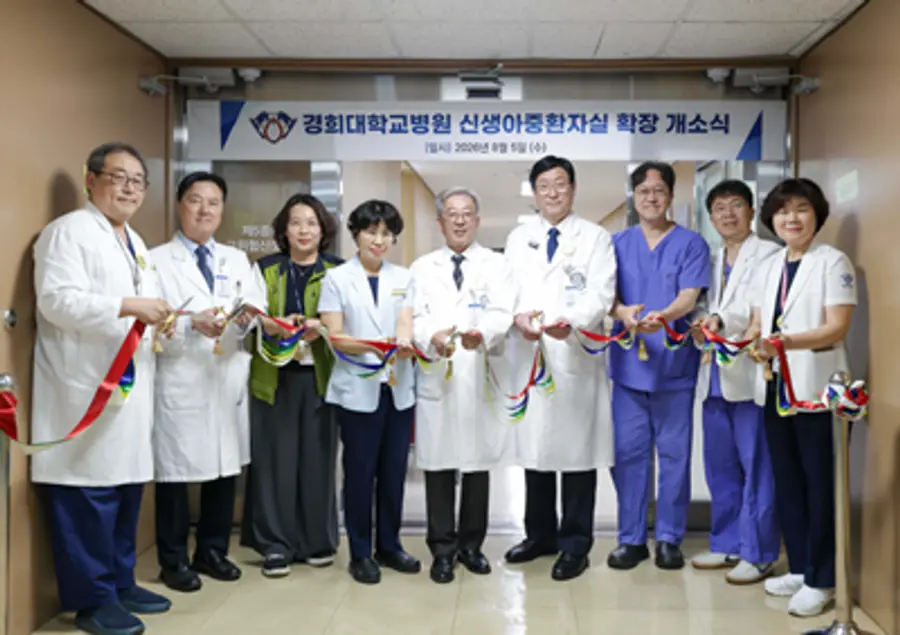 사진 :오주형 경희의료원장(우측 네 번째), 김종우 경희대병원장(우측 다섯 번째) 등 주요 보직자 테이프 커팅식 모습.