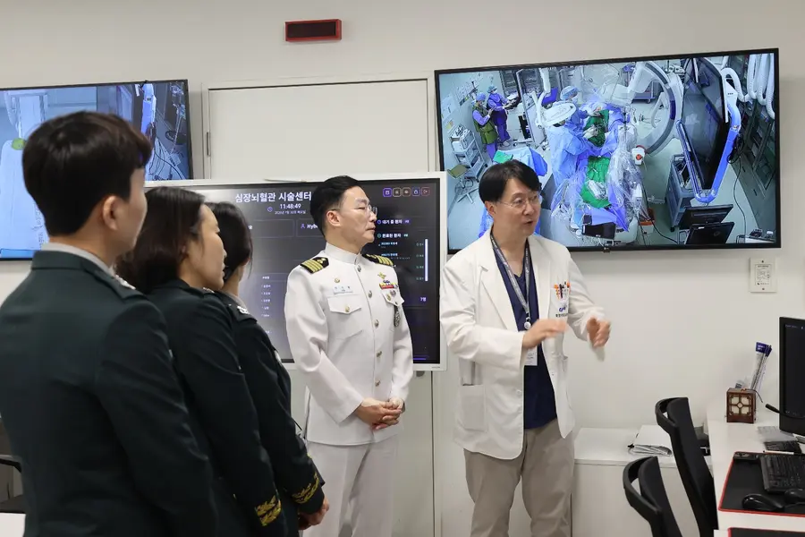 사진 2. 이국종 국군대전병원장과 국군대전병원 관계자들이 중앙대학교광명병원 심장뇌혈관 시술센터를 둘러보며 진료시스템과 운영 현황에 대한 설명을 듣고 있다.
