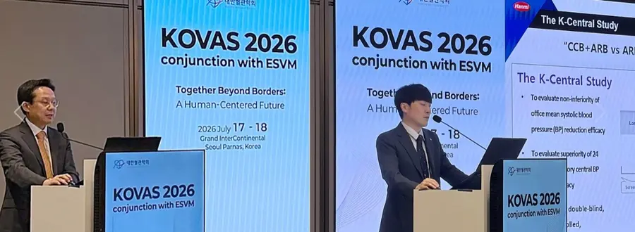 ▲7월 18일, 대한혈관학회 국제학술대회(KOVAS2026)에서 나상훈 교수(왼쪽)와 이종영 교수가 발표를 진행하고 있다.