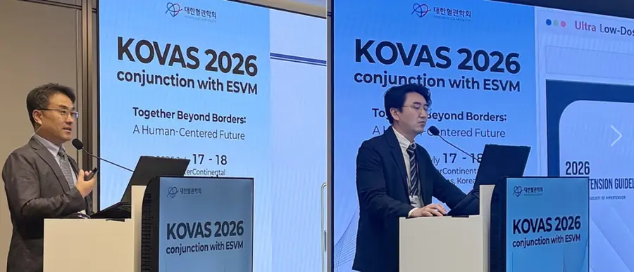 ▲지난달 17일 대한혈관학회 국제학술대회(KOVAS2026)에서 홍순준 교수(왼쪽)와 소문승 교수가 발표를 진행하고 있다.