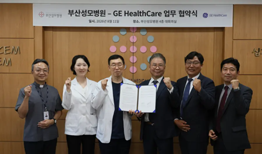 사진:GE헬스케어와 부산성모병원은 첨단 영상 진단 기술 임상 활용 확대를 위한 MOU를 체결했다. (왼쪽부터) 부산성모병원 김홍민 기획처장 신부, 영상의학과 김다솜 주임과장, 구수권 병원장, GE 헬스케어코리아 김용덕 대표