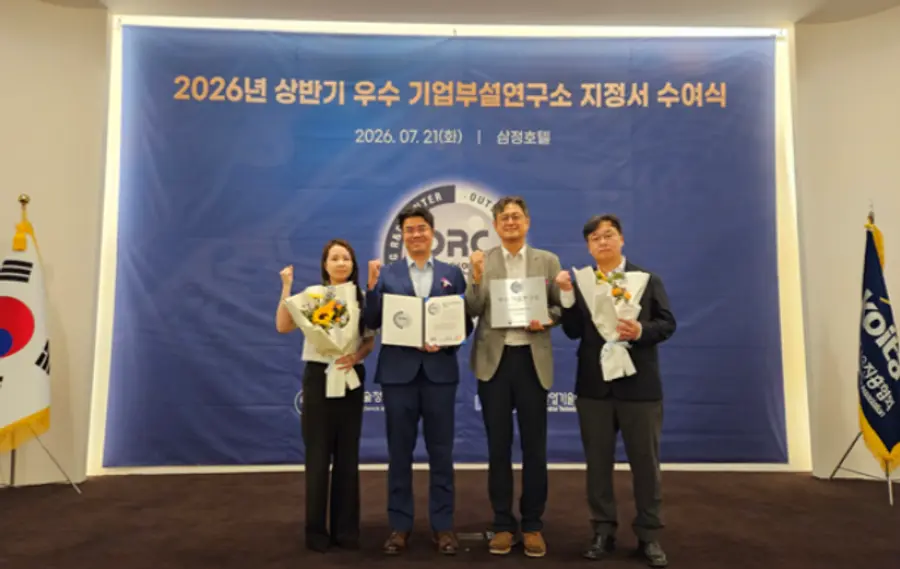 ▲시지메드텍 유현승 대표이사(왼쪽에서 두 번째)가 기념 찰칵.