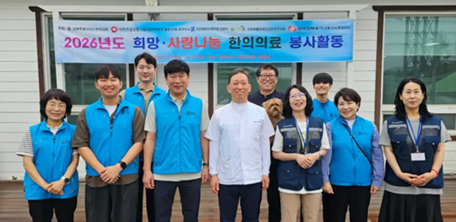 사진 (왼쪽으로부터) 강원특별자치도한의사회 공이정 전임회장, 건강보험심사평가원 강원본부 심행자 팀장, 이동옥 본부장, 강원도한의사회 오명균 회장, 건강보험심사평가원 강원본부 정휘종 팀장, 김재학 과장