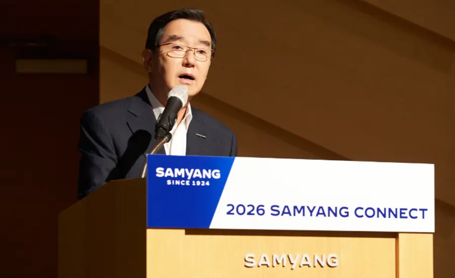 ▲김윤 회장이 판교 삼양디스커버리센터 ‘2026년 SAMYANG CONNECT'서 직원들에게 상반기 경영 성과와 하반기 전략 방향을 설명하고 있다.(사진:삼양그룹 홍보실)