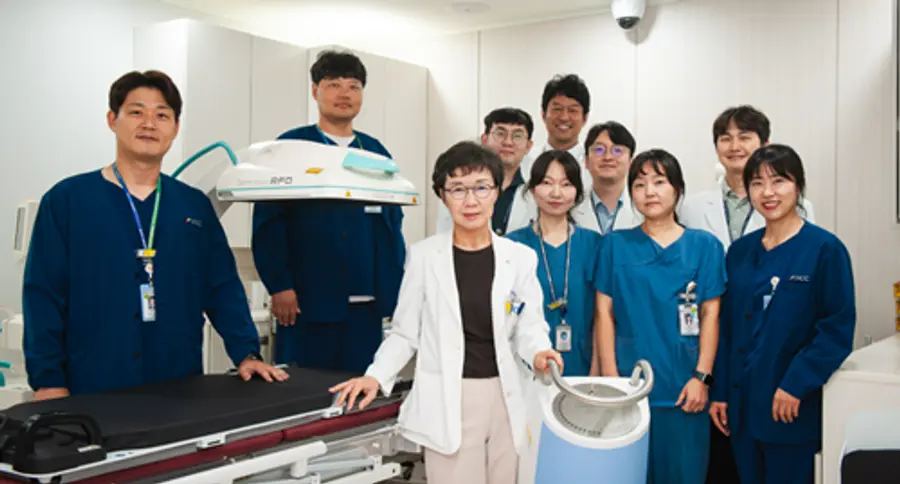 (사진) 국립암센터 단체사진_(중앙, 좌측에서 3번째 앞줄 흰가운) 국립암센터 김주영 방사선종양학과 교수