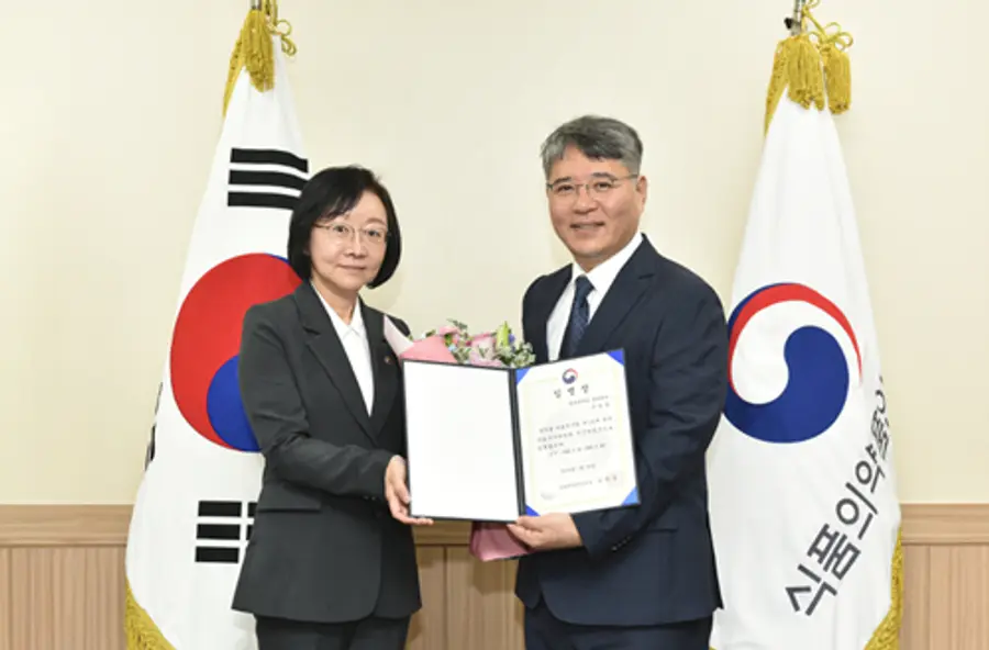 사진 : (좌측부터) 오유경 식품의약품안전처장, 구성욱 의료기기위원회 신임 위원장