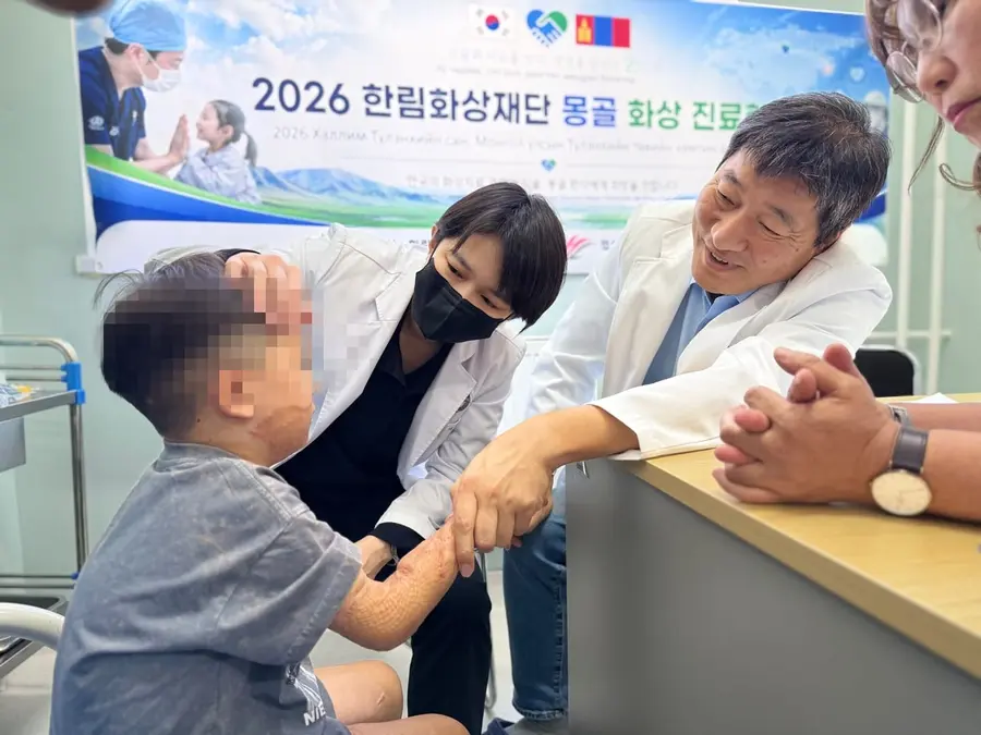 [사진] 한림대학교한강성심병원 의료진이 몽골 현지 아동 화상환자를 진료하고 있다.