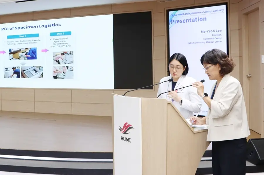 〈사진 2: 이미연 커맨드센터장(왼쪽)이 사례 발표를 진행하고 있다.〉