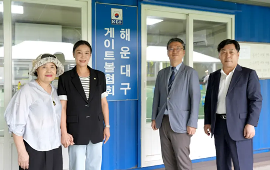 해운대백병원이 장산 게이트볼장 휴게실에 에어컨을 지원한 가운데, 이정숙 해운대구 게이트볼협회장, 김민정 해운대구의원, 이정구 해운대백병원 대외교류처장, 서창우 해운대구의원(왼쪽부터)이 기념촬영을 하고 있다.