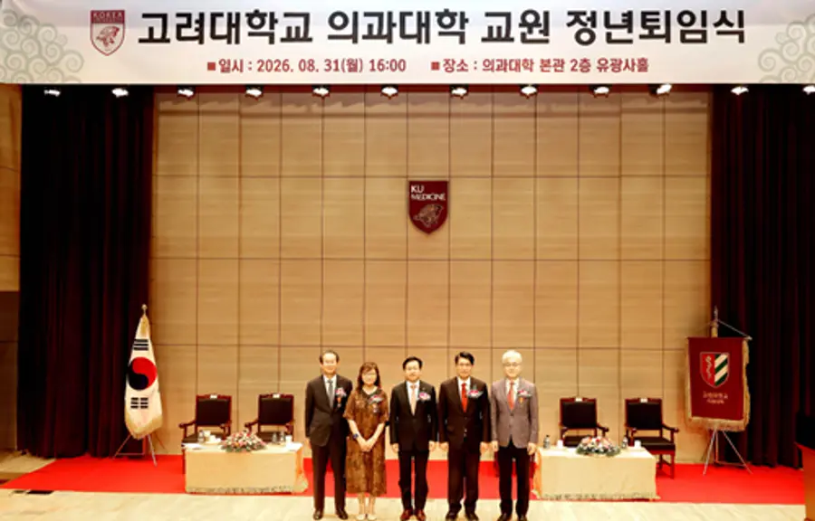 사진 : (왼쪽부터) 김재선 교수, 권영주 교수, 윤을식 의무부총장 겸 의료원장, 편성범 의과대학장, 김철용 교수.