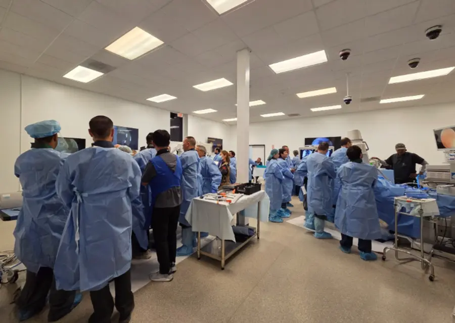 ▲미국 샌디에이고 Five Labs Cadaver Lab에서 열린 ‘2026 Spine Endoscopy Masterclass’에서 미국 및 중남미 척추 전문 의료진이 카데바를 활용한 UBE 수술 실습을 진행하고 있다.