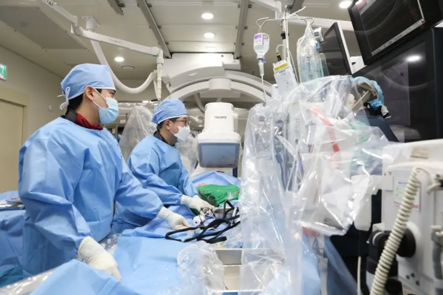▲ 회전죽종절제술로 관상동맥 죽종 환자를 치료하고 있는 한림대학교동탄성심병원 순환기내과 천대영 교수(왼쪽에서 두 번째)