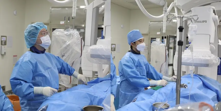 ▲ TAVI 시술을 시행하고 있는 한림대동탄성심병원 순환기내과 박명수 교수(좌)와 최재혁 교수(우)