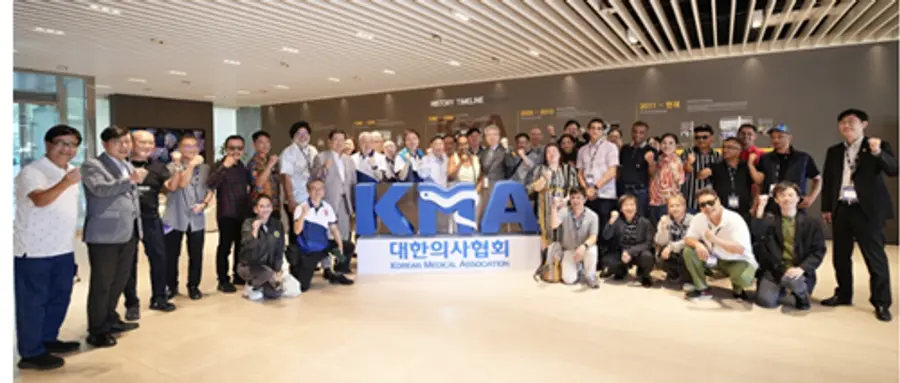 사진 : 네팔의사회(Nepal Medical Association)에 홍수 피해 지원을 위한 성금 1000만원을 전달했다.