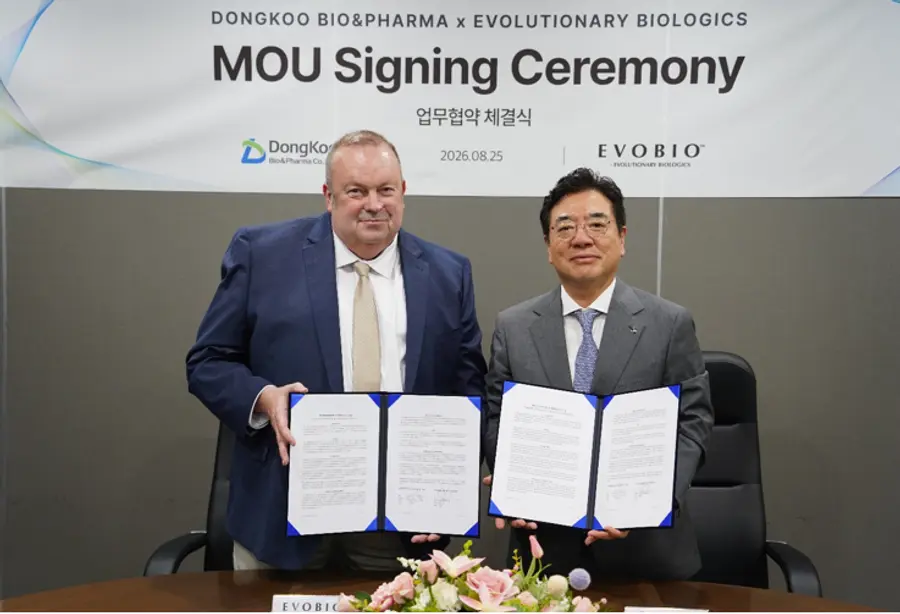 ▲계약 체결. 사진 왼쪽 Evolutionary Biologics Inc. Jim Morrison(짐 모리슨) CEO와 동구바이오제약 조용준 대표이사.