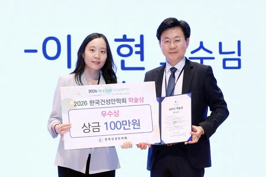 사진1. 중앙대학교광명병원 안과 이승현 교수(좌측)