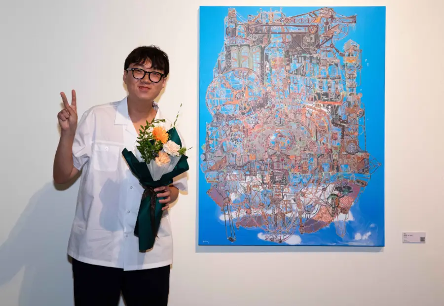 ▲JW이종호재단 ‘2026 JW아트어워즈’에서 대상 수상자인 손우진 작가가 수상작 ‘안식처3’ 앞에서 기념 찰칵.