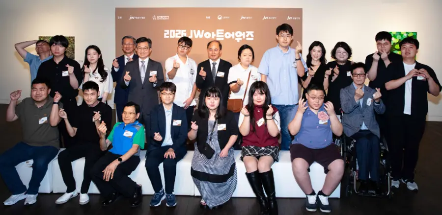 ▲JW이종호재단, 9일 서울 인사동 인사아트센터서 ‘2026 JW아트어워즈’ 시상식 개최. 수상 작가들의 기념 찰칵.