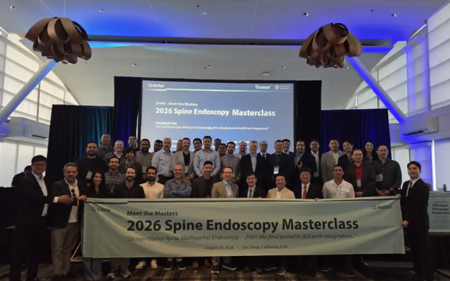 ▲미국 캘리포니아주 샌디에이고에서 열린 ‘2026 Spine Endoscopy Masterclass’의 연자와 참가 의료진들이 기념 찰칵.