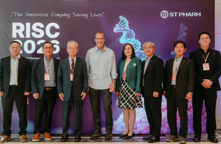 ▲성무제 에스티팜 대표이사(사진 오른쪽서 3번째)와 RISC 2026에 참가한 주요 연자들이 기념 찰칵.