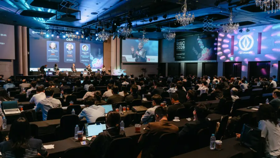 ▲에스티팜은 지난 8일 양재 엘타워에서 RNA 혁신 국제 심포지엄 ‘RISC 2026(RNA Innovation Symposium Corea/Korea 2026)’를 300여 명의 국내외 산·학·연 관계자가 참석한 가운데 성황리에 마쳤다.