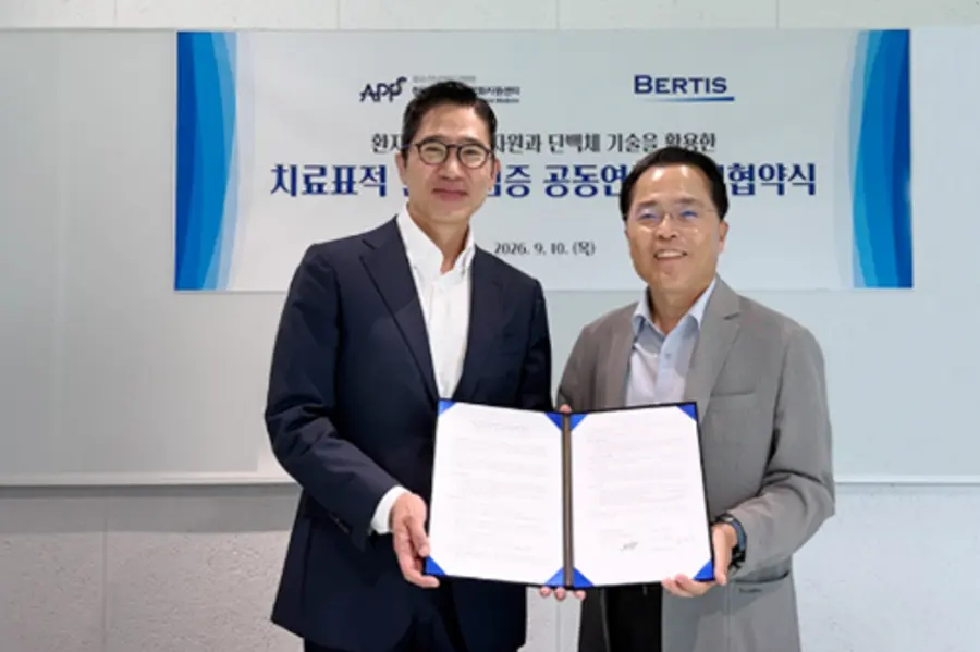 사진: 지난 10일 경기도 과천시 베르티스 본사에서 열린 업무 협약식에서 (왼쪽부터) 한승만 베르티스 공동 대표, 신명근 화순전남대학교병원 첨단정밀의료산업화지원센터장이 기념촬영을 하고 있다.