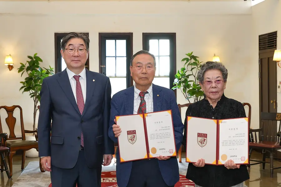 사진 (좌측부터) 김동원 고려대 총장, 신일우·홍남희 부부 기부자가 기념촬영을 하고 있다