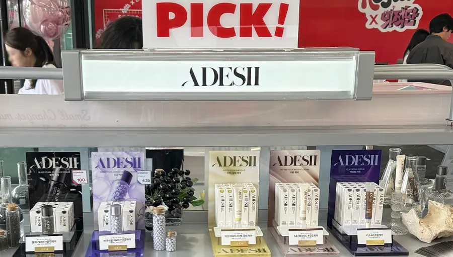 ▲김포현대프리미엄아울렛 ‘KESTA K-BRAND 팝업’에 전시된 ADESII 제품. (왼쪽부터 ▷블랙 펄 PDRN 네오 세럼 ▷베리 펄 바쿠치올 네오 크림 ▷피토 글로우 앰플 ▷펩타이드 넥앤 아이크림 ▷PLA 리프팅 세럼).