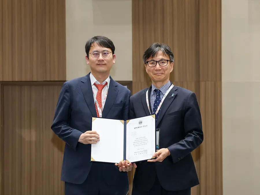 사진 : 비뇨의학과 최세영 교수(왼쪽))