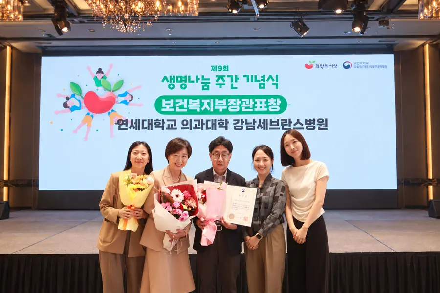 (사진) 강남세브란스병원 장기이식센터 주만기 센터장(왼쪽 세 번째)과 의료진들.