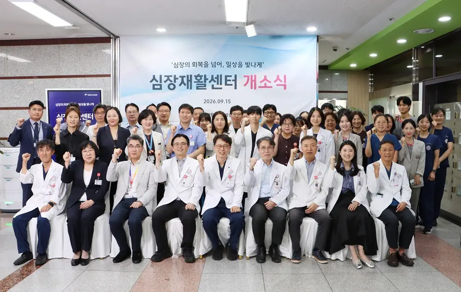 사진 : 심장재활센터 개소식을 개최한 후, 한림대학교성심병원 관계자들이 기념 촬영을 하고 있다