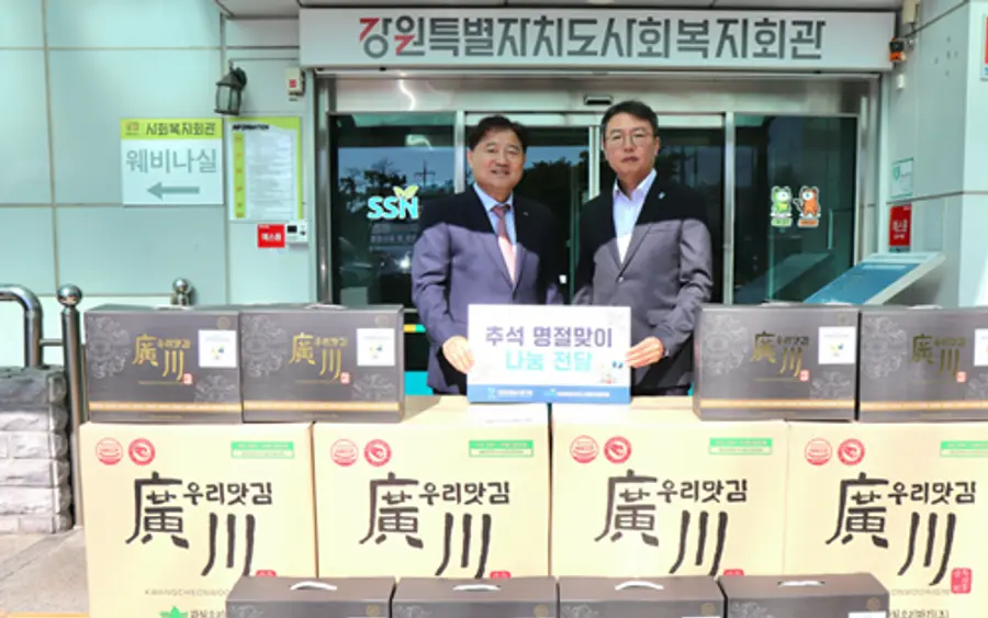 사진 : 왼쪽부터 강원특별자치도사회복지협의회 박승용 회장, 건강보험심사평가원 국민지원실 ESG경영부 오영원 부장