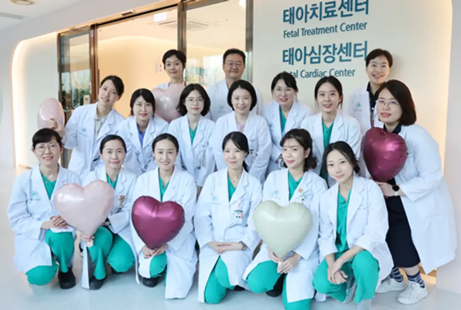 사진 : 서울아산병원은 태아 심장질환을 전담으로 진료하는 태아심장센터를 9월 23일(수) 개소했다. 사진은 이미영 태아심장센터소장, 원혜성 태아치료센터소장(뒷줄 왼쪽 첫 번째, 세번째)을 비롯한 의료진.