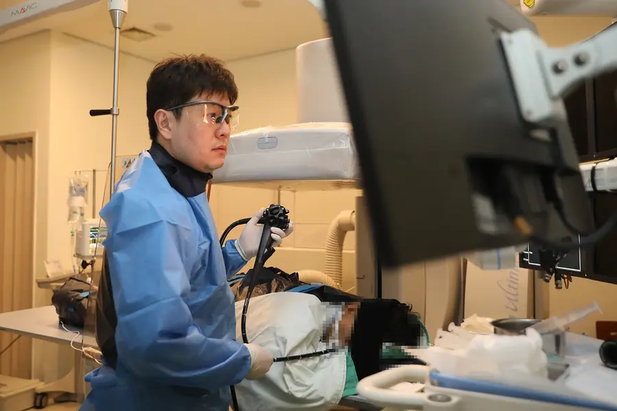 사진] 일산백병원 소화기내과 이태승 교수 ERCP 시술장면 ERCP(내시경 역행성 담췌관 조영술)는 내시경과 조영제를 이용해 담관과 췌관의 상태를 진단하고 치료하는 시술이다.