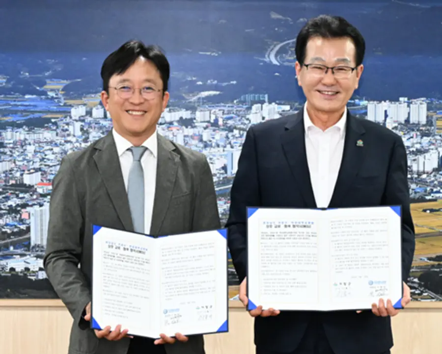 사진 : 왼쪽부터 임영효 국제병원장, 이홍기 거창군수