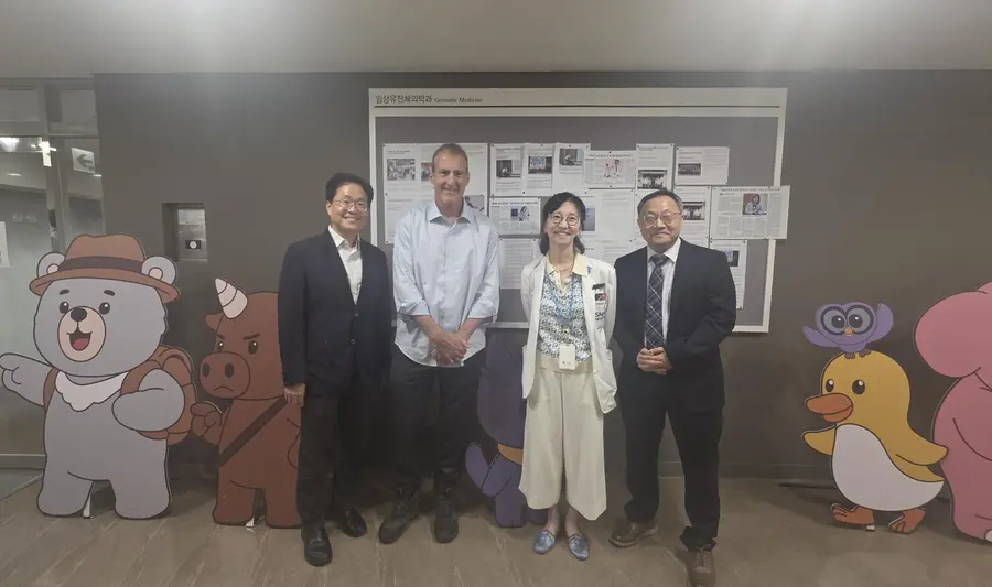 [사진] 크레이그 멜로 미국 매사추세츠대 찬 의과대학 석좌교수(왼쪽 2번째), 채종희 서울어린이병원장(왼쪽 3번째) 등이 기념촬영을 하고 있다.