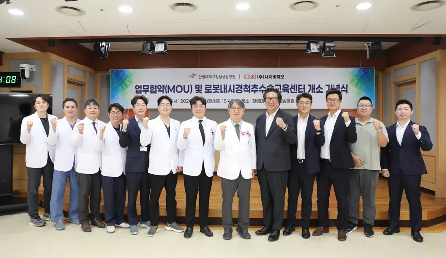 사진 : 척추센터 유기한 교수(왼쪽 세 번째)·박현진 교수(왼쪽 일곱 번째), 이동진 병원장(왼쪽 여덟 번째), 시지바이오 정효철 부장(왼쪽 아홉 번째) 등 관계자들이 ‘한림로봇내시경척추수술교육센터’ 개소 및 업무협약 체결을 기념해 단체사진을 촬영하고 있다.