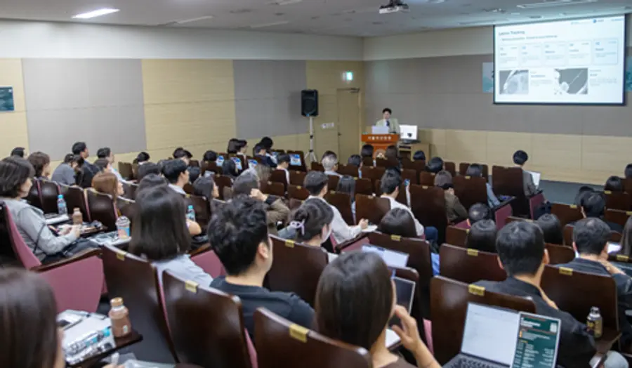 사진 : 서울아산병원 영상의학과 김경원 교수가 1일 아산생명과학연구원에서 개최된 AI의료영상 바이오마커 심포지엄에서 AI 의료영상 기술을 소개하고있다.