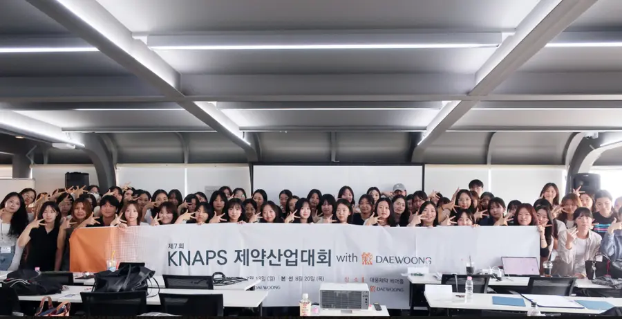 ▲대웅제약이 한국약학대학생연합(KNAPS)과 함께 개최한 ‘제약산업대회(ISE)’ 참가 학생들이 기념 찰칵.